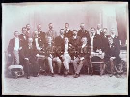 1901. augusztus 15. Medek Rezső műtermi csoportképe, 27x38 cm, karton 28x39 cm