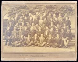 1889 Gondy és Egey: Érettségi vizsgát tevők Debreczenben, csoportkép, 22x34 cm, a hordozó kartont keretezéskor a kerethez igazították, 28x36 cm