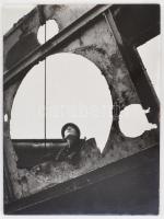 cca 1975 Gyenes Kálmán: Algyői olajmezőn, feliratozott vintage fotóművészeti alkotás, kartonra kasírozva, 40x30 cm