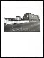 cca 1980 Péntek László: Cím nélkül, feliratozott vintage fotóművészeti alkotás, 17x25 cm-es képméret 40x30 cm-es fotópapíron