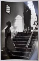 cca 1960 Krisch Béla (Kecskemét): Lépcsőházban, szerzői és zsűrizési pecsétekkel ellátott, vintage fotóművészeti alkotás, 37x26 cm
