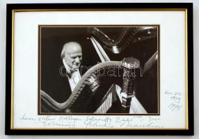 Yehudi Menuhin (1916-1999) hegedűművész és karmester  aláírása egy a művészt ábrázoló fotón, paszpartuban, üvegezett keretben, 16x20cm/ Yehudi Menuhin (1916-1999) violinist and conductor signing of a photograph depicting the artist, passe-partout, glazed frame 16x20cm