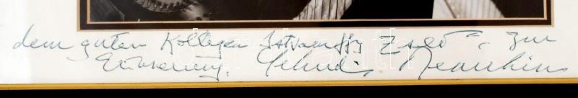 Yehudi Menuhin (1916-1999) hegedűművész és karmester  aláírása egy a művészt ábrázoló fotón, paszpar...