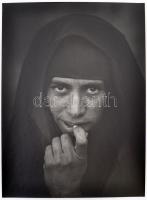 cca 1986 Bakó János: Beduin asszony, feliratozott vintage fotóművészeti alkotás, 40x30 cm