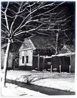 cca 1959 Dezső Pál: Téli este (Kecskeméten), feliratozott vintage fotóművészeti alkotás, 40x30 cm