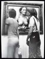 cca 1977 Darkó István: Nők egymás közt, pecséttel jelzett, kiállítási emlékjeggyel ellátott vintage fotóművészeti alkotás, 40x30 cm