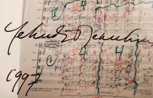 Yehudi Menuhin (1916-1999) hegedűművész és karmester  aláírása egy kottát ábrázoló fotón, üvegezett ...