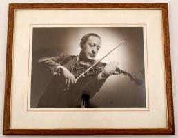 Jasha Heifetz (1901-1987) lengyel-litván származású amerikai hegedűművész fotója paszpartuban, üvegezett keretben, 15x22cm/ Jashan Heifetz (1901-1987) Polish-Lithuanian-born American violinist Photo passe-partout, glazed frame 15x22cm