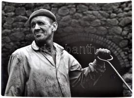 cca 1975 Gebhardt György (1910-1993): Munkásportré, feliratozott vintage fotóművészeti alkotás, 28x39 cm