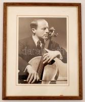 Emanuel Feuermann (1902-1942) nemzetközi hírű csellista  Ray Lee Jackson által jelzett fotója, paszpartuban, üvegezett keretben, 21x16cm / Feuermann Emanuel (1902-1942) Photo (signed by  Ray Lee Jackson) internationally renowned cellist, passe-partout, glazed frame 21x16cm