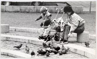 cca 1980 Budapest életképek, Balásy Pál 5 db feliratozott, nagy méretű, vintage fotója, 40x30 cm és ...