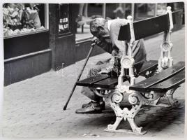 cca 1980 Budapest életképek, Balásy Pál 5 db feliratozott, nagy méretű, vintage fotója, 40x30 cm és ...