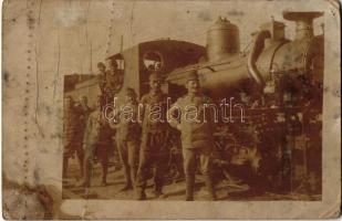 Oroszország, ismeretlen helyen, K.u.K. katonák mozdonnyal / Russia, unknown location, Austro-Hungarian soldiers with locomotive (b)