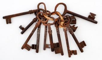 Régi kulcsok, h:4-13 cm, összesen:12 db