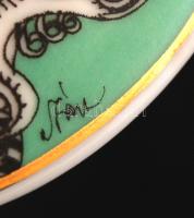 Hollóházi Szász Endre által tervezett mintával díszített porcelán medál, matricás, kis karcolással, ...