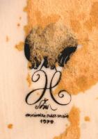 Hollóházi Szász Endre által tervezett mintával díszített porcelán medál, matricás, kis karcolással, ...