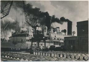 1933 A bordeauxi kikötőben százezer hordó bordeauxi bort raknak hajókra, hogy az immár nedves Amerikába szállítsák, The Associated Press, jelzett sajtó fotó felirattal, 11x17cm