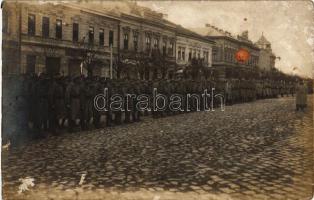 cca. 1915 Békéscsaba, K.u.K. katonák csoportképe, Deutsch üzlete, a kép jobb oldalán a mai Justh Gyula utca eleje (fl)