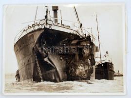 1935 A H.M.S. Ramillies csatahajó  a  német Eisanach teherhajóval való ütközés után, Keystone jelzett sajtó fotó felirattal, 15x20cm