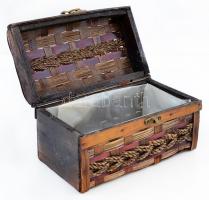 Fonott rattan doboz, zárható, 22×12 cm