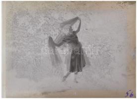 cca 1927 Mozdulatművészeti kompozíciók a kertben, 9 db üveglemez negatív, Kerny István (1879-1963) h...