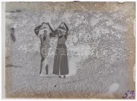 cca 1927 Mozdulatművészeti kompozíciók a kertben, 9 db üveglemez negatív, Kerny István (1879-1963) h...