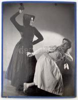 cca 1935 Szentpál Olga mozgásművészeti iskolájának archívumából, jelzés nélküli vintage fotó, kartonra kasírozva, 38x29 cm