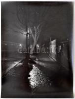 cca 1935 Éjszaka Zuglóban, Kinszki Imre (1901-1945) hagyatékában levő vintage negatívról készült későbbi nagyítás, 40x30 cm