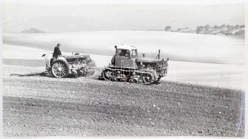 cca 1965 Schütz István: Gépi vetés, feliratozott vintage fotóművészeti alkotás, 22x40 cm