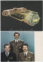 43 db MODERN, színes és fekete-fehér motívum képeslap, repülés, űrhajózás, ejtőernyőzés, 2 db Farkas...