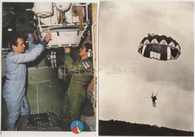 43 db MODERN, színes és fekete-fehér motívum képeslap, repülés, űrhajózás, ejtőernyőzés, 2 db Farkas...