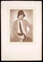 cca 1935 Angelo (1894-1974) aláírt, matricával jelzett műtermi felvétele, 22x16 cm, karton 42x30 cm