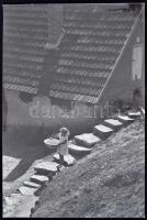 cca 1935 Osoha László: Wasserbesorgung, pecséttel jelzett, kiállítási emlékjegyekkel ellátott vintage fotóművészeti alkotás, 37x26,5 cm