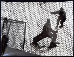 cca 1975 Gebhardt György (1910-1993): Védő és támadó, feliratozott vintage fotóművészeti alkotás, 30x39 cm