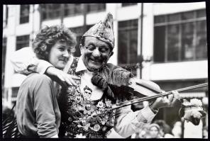 cca 1980 Budapesti életképek, Balásy Pál 5 db feliratozott, nagyméretű, vintage fotója, 40x30 cm és ...