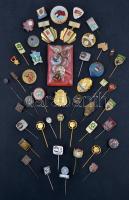 53db-os szocialista jelvény tétel, benne "A könnyűipar kiváló dolgozója", "Budapesti ...