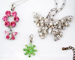 Vegyes bizsu tétel dobozban