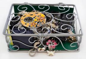 Vegyes bizsu tétel dobozban