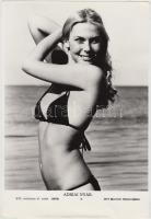 Modellekről készült képek, közte 1 db erotikus kártyalappal, 17x13 és 27x18 cm közötti méretekben