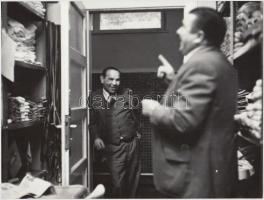 Puskás Ferenc(1927-2006) labdarúgó a raktárban, jelzetlen fotó, 18x24 cm