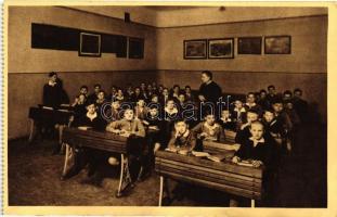 Budapest V. Kegyes Tanítórendi Gimnázium, részlet egy tanteremből, iskolapadban ülő gyerekek, belső (ázott / wet damage)