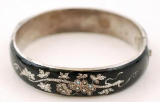 Ezüst (Ag.) karperec, zománcozott, gyöngy berakásokkal, jelzett, br 28,3 g, 6,5×5,5 cm