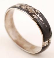 Ezüst (Ag.) karperec, zománcozott, gyöngy berakásokkal, jelzett, br 28,3 g, 6,5×5,5 cm