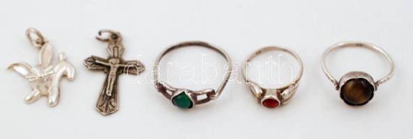 Kis ezüst (Ag.) tétel: 3 db gyűrű kő berakásokkal, 1 db kis feszület, 1 db nyulas kis medál, jelzettek, különböző méretben, br 7,9 g