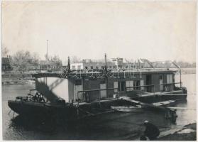 cca 1960-70 Szabadság tanyahajó, fotó, 16x23cm