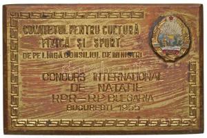 Románia 1955. "Testnevelési és Sporttudományi Bizottság - Nemzetközi Úszóverseny Bulgária"  részben zománcozott Br emlékplakett dísztokban (69x44mm) T:2- Romania 1955. "Comitetul pentru cultura fizica si sport - Concurs International de Natatie Bulgaria" partly enamelled Br plaque (69x44mm) C:VF