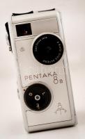 cca 1964 Pentacon Pentaka 8B keskenyfilmes filmfelvevő kamera, eredeti bőr tokjában, jó állapotban