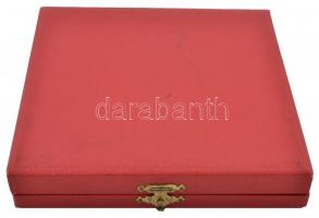 ~1970-1980. "Felszabadulásunk 30. évfordulójára" Br plakett eredeti tokban. Szign.: LM T:1