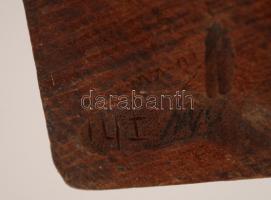 Keleti bölcs, fából készült szobor, jelzett, sérült, m: 18 cm