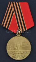 Oroszország 1995. "1941-1945-ös Nagy Honvédő Háborúban aratott győzelem ötvenedik évfordulójára" tombak emlékérem mellszalagon T:1- Russia 1995. "Jubilee Medal '50 Years of Victory in the Great Patriotic War 1941-1945' " tombac medal with ribbons C:AU